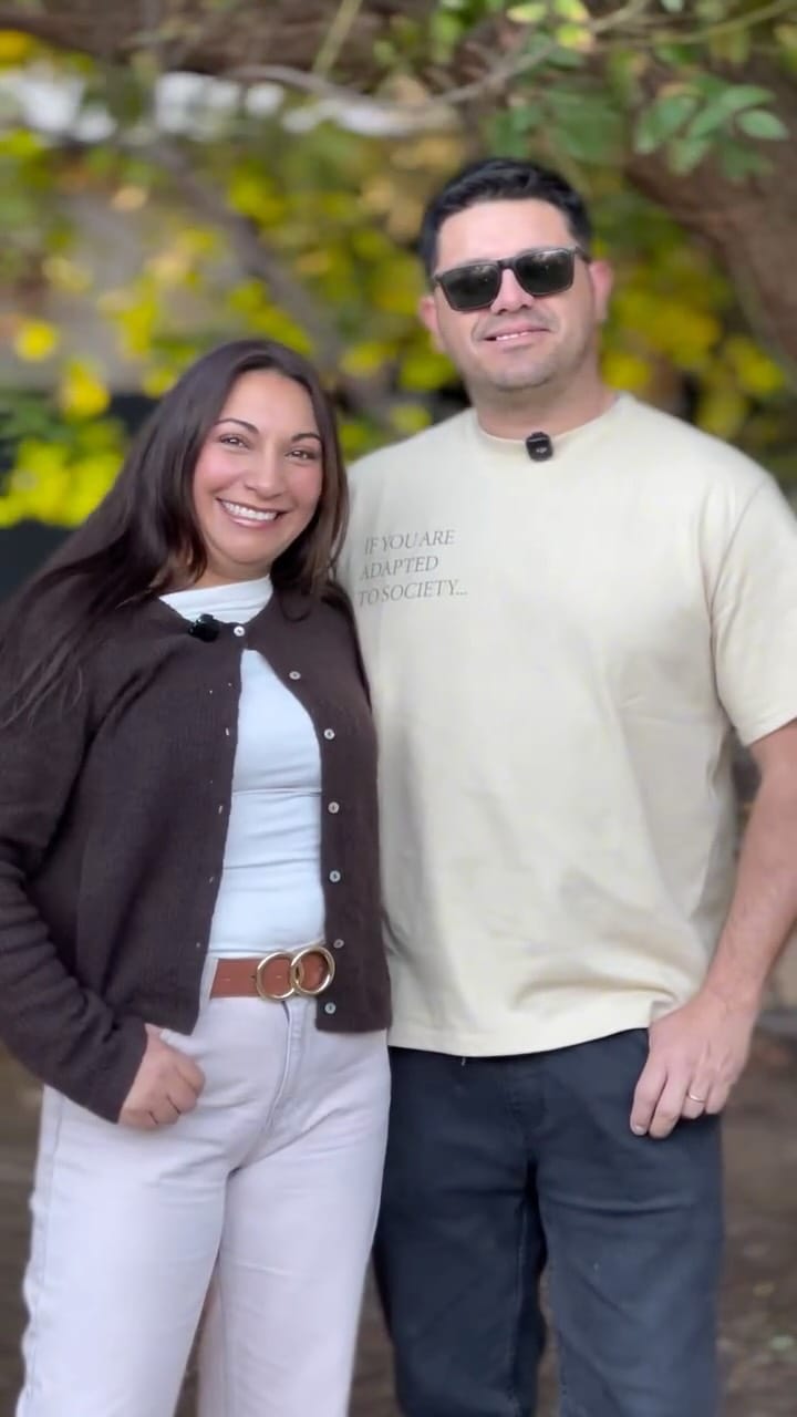 Pareja de la comunidad de Somos Luz sonriendo