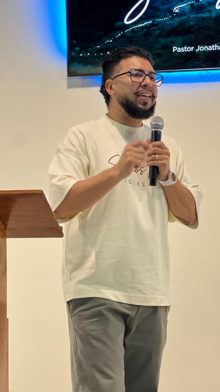 Pastor Jonathan predicando en el culto de Somos Luz