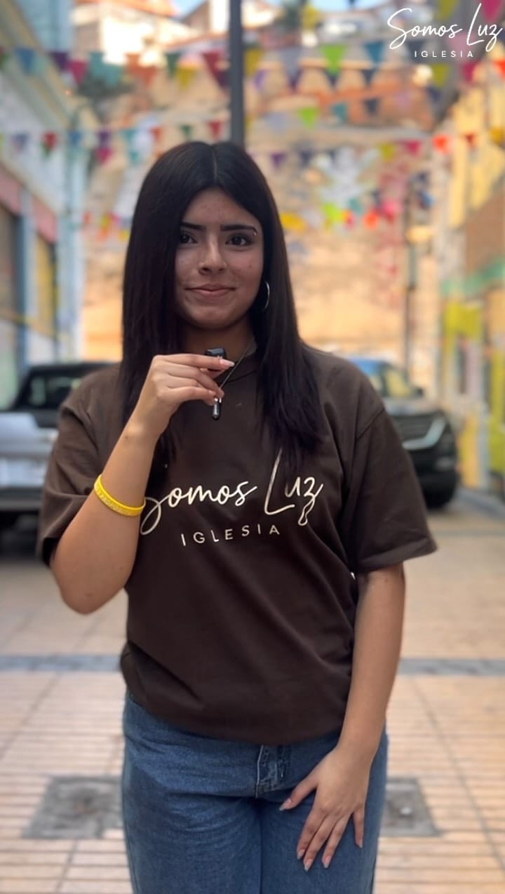 Joven de la comunidad con polera de Somos Luz en las calles de Valparaíso